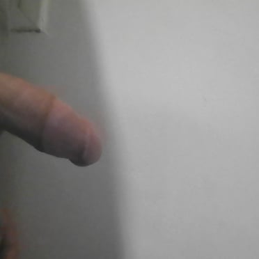 A beautiful, thick, 6-inch cock ready for action in this Israeli dick pic.