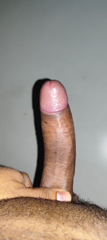 This is a beautiful, cleanly shaven dick pic featuring a nicely thick, 16cm cock with a juicy head.