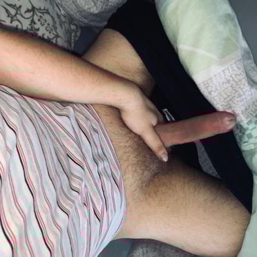 This pic features a beautiful, fat 18cm Polish cock that needs to cum.