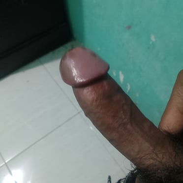 A thick, veiny cock with a juicy head and dark pubic hair, this 17cm dick pic is a stunner.