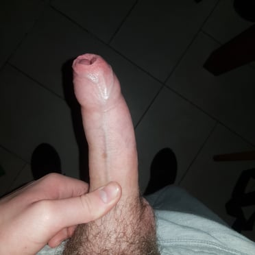 Here's an SEO-friendly alt text description:
Juicy, thick dick pic from a hairy Irish stud.