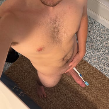 A thick, veiny 19cm cock with light pubic hair is featured in this juicy pic.