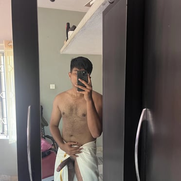 Here's a pic of a gorgeous 16cm Indian dick wrapped in a towel, a sexy handful needing to cum.