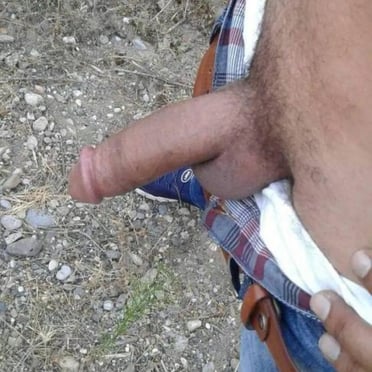 Uncut thick cock hangs out of jeans in this amateur moroccan pic.
