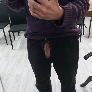 Check out this beautiful, thick dick pic featuring a shaved groin and a muscled stud.