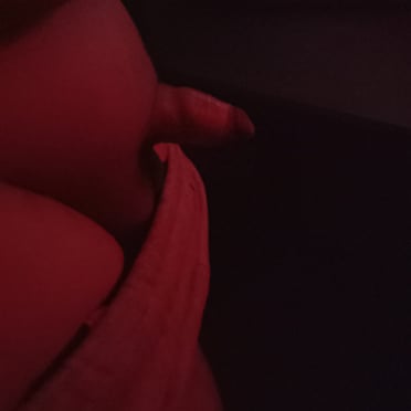 A beautiful thick cock with smooth skin and a hint of a foreskin, this pic is a real treat.