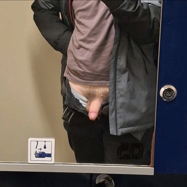 A muscled stud showing his beautiful 14.9cm white dick with bushy pubic hair.