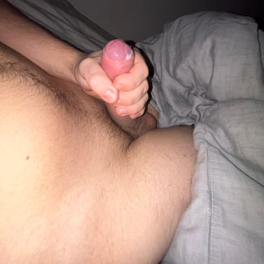 Here is a beautiful and thick white cock pic, juicy and 14cm, with a hairy body.