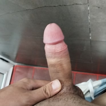 A beautiful, thick and juicy cock with some light pubic hair, a perfect pic for your collection.