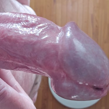 Here is a beautiful, juicy, thick cock pic for you.
