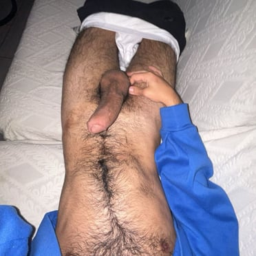 Beautifully thick and veiny dick with hairy pubic hair, a muscled dude pic.
