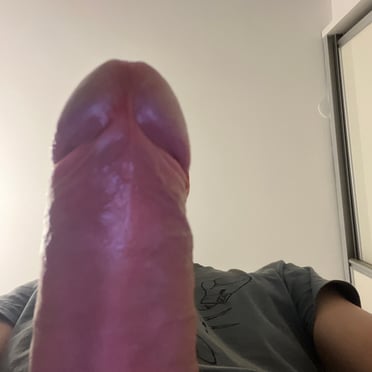 A beautiful, thick white cock with a perfectly formed head in this juicy pic.