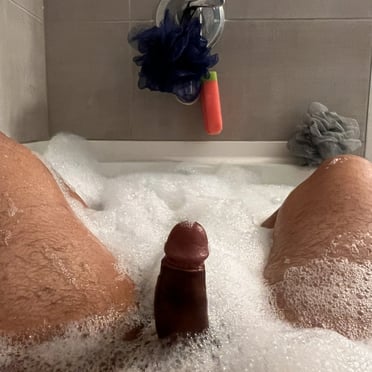 This is a pic of a juicy and thick uncut black dick in a bubble bath from Puerto Rico, 19cm ready to destroy you.
