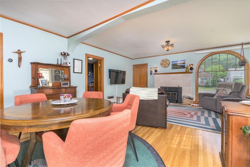 Dining area inside 1008 W 4th St