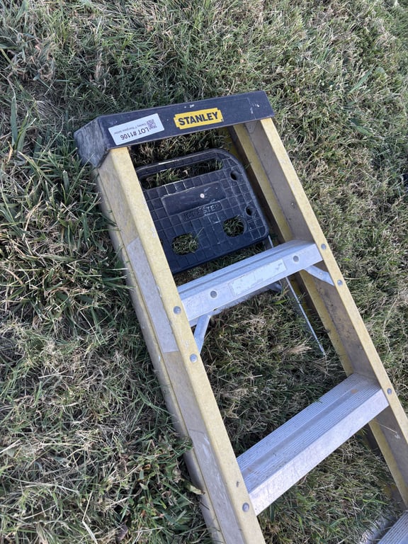 Stanley 7' fiberglass ladder - Image 2