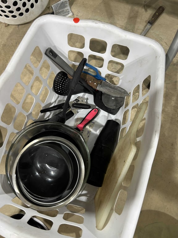 Basket of stainless steel kitchen bowls and rack - Image 4