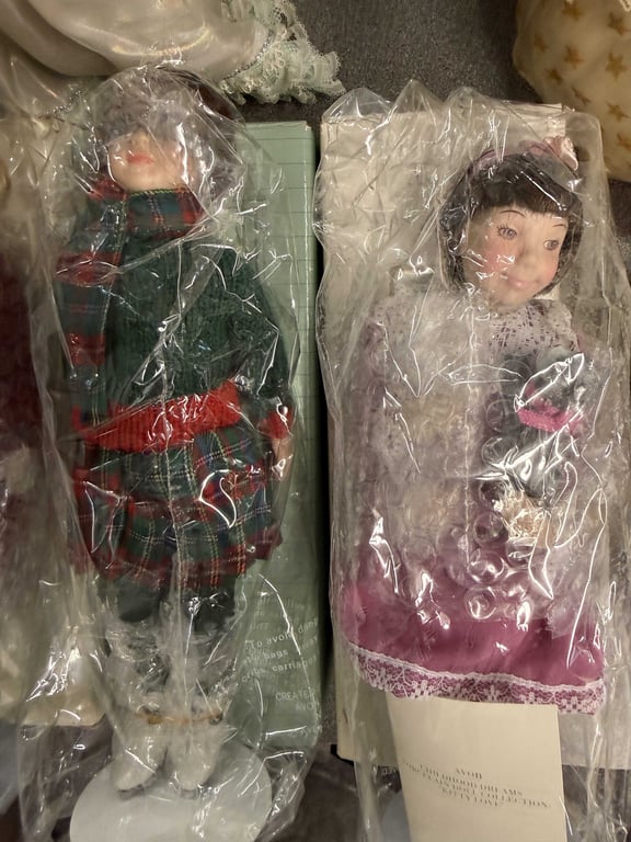 GROUPING OF AVON DOLLS - Image 3