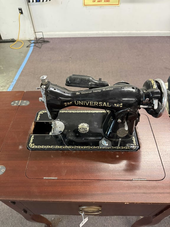 UNIVERSAL SEWING MACHINE - Image 2
