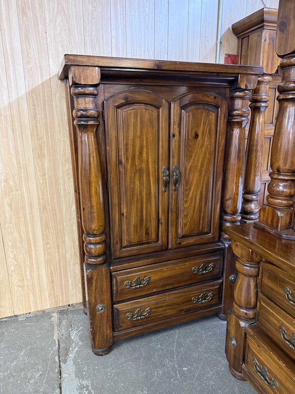 4 PC SOLID PINE HIGH PANEL HEADBOARD & DISTINCTIVE CANNONBALL STYLE BEDROOM SUITE - Image 4