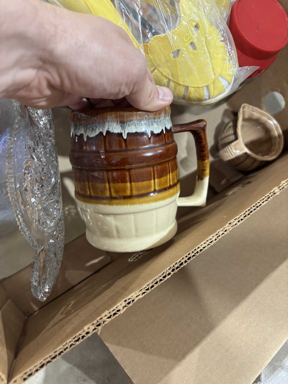Box with shoes, cups, coffee cans, misc - Image 4