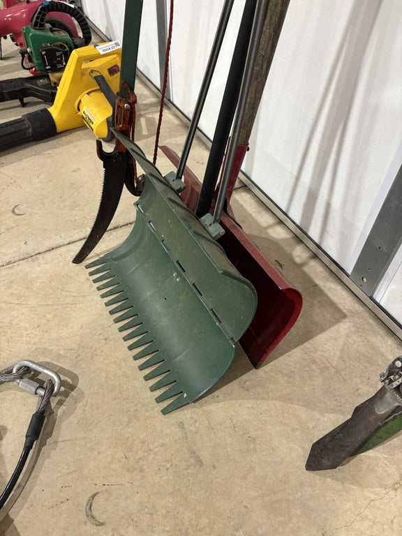 Polesaw and snow shovels - Image 2