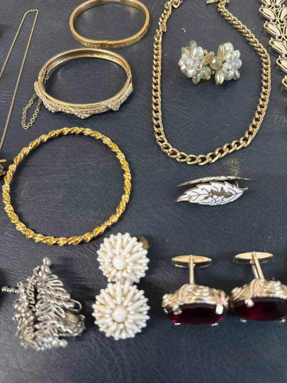 Costume Jewelry Assortment - Image 3