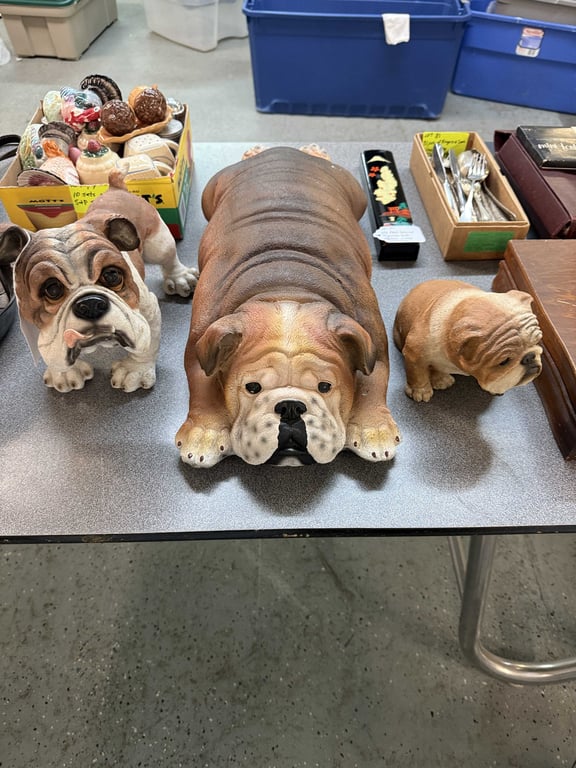 3 BULL DOG FIGURES