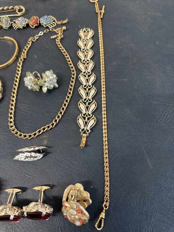 Costume Jewelry Assortment - Image 4