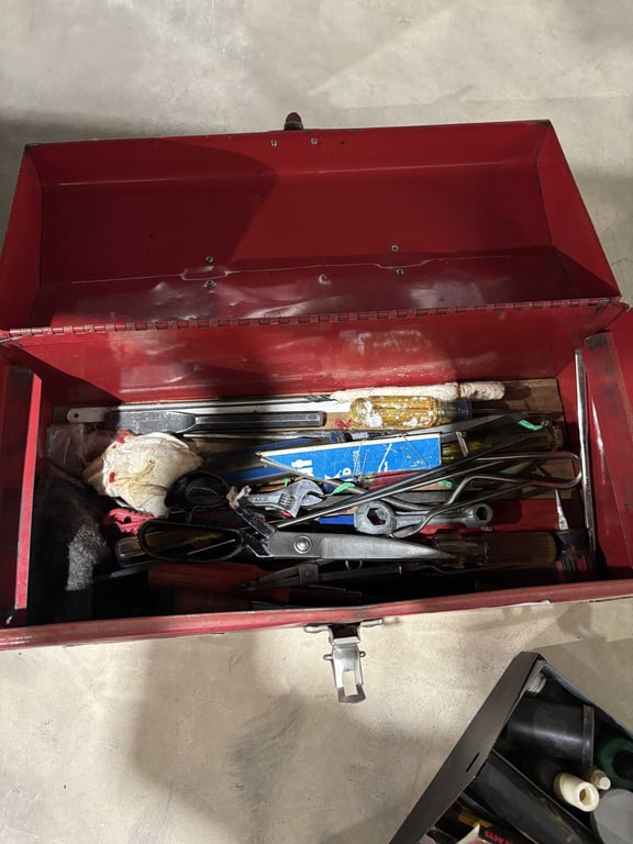 Red Metaal Toolbox with Misc Tools - Image 4