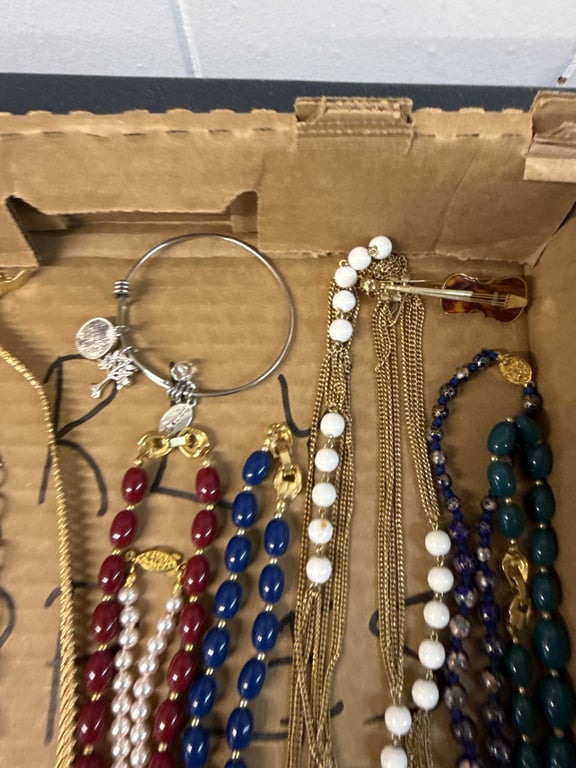 Costume Jewelry Assortment - Image 4