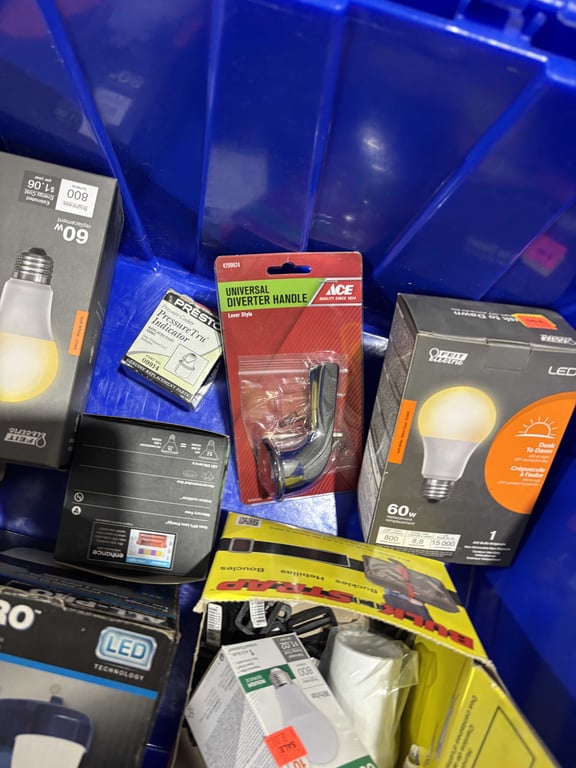 Tote of light bulbs - Image 5