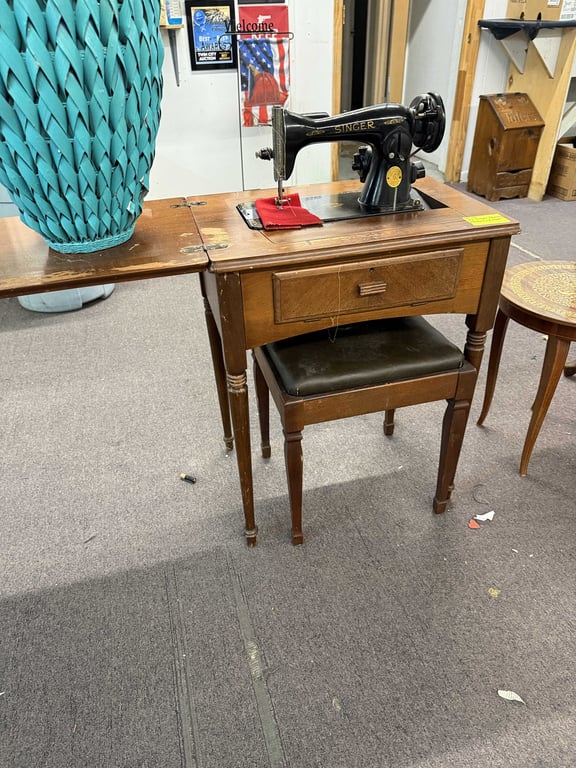 VTG SINGER SEWING MACHINE W/STOOL