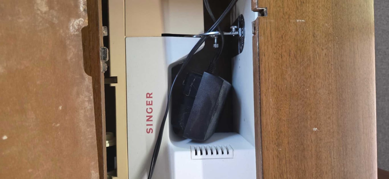 SINGER SEWING MACHINE CABINET - Image 2
