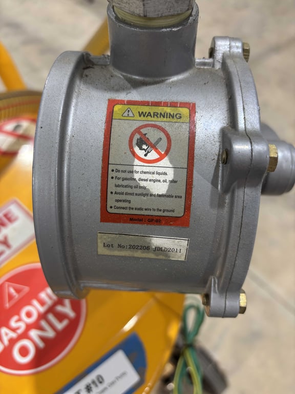 25 Gallon Hand Crank Gas Pump - Image 5