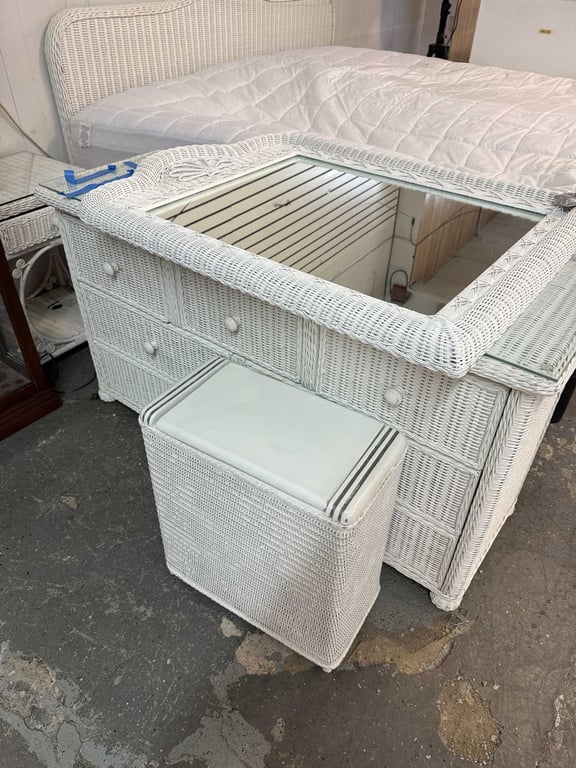 5 PC KING WICKER BEDROOM SUITE - Image 2