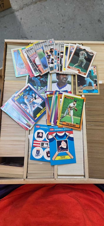 GROUPING OF BASEBALL CARDS