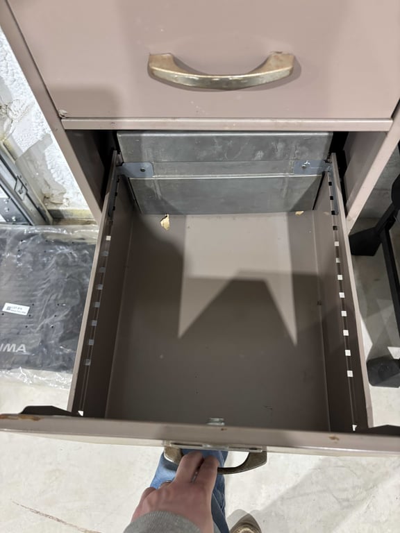 4 Drawer File Cabinet - Image 2