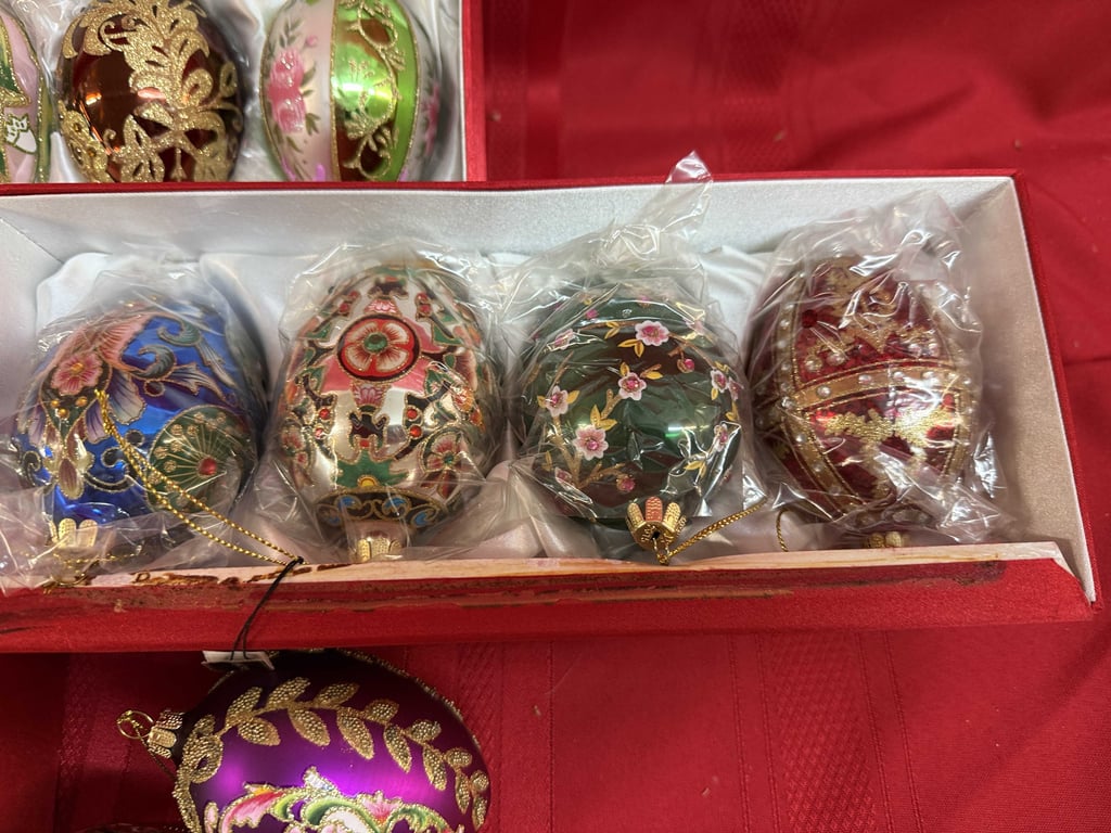 4 SETS JOAN RIVER'S CLASSICS EGGS (1 BROKEN) - Image 3