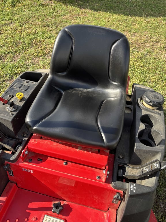 Snapper 360Z 42" Zero Turn Mower - Image 9