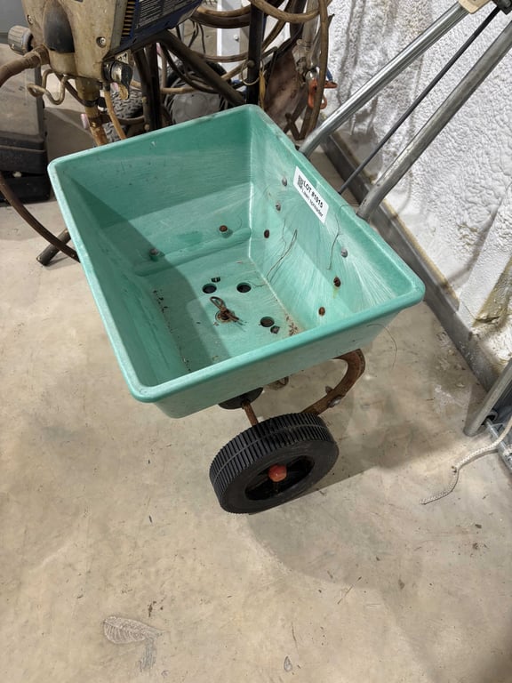 Lawn spreader - Image 2