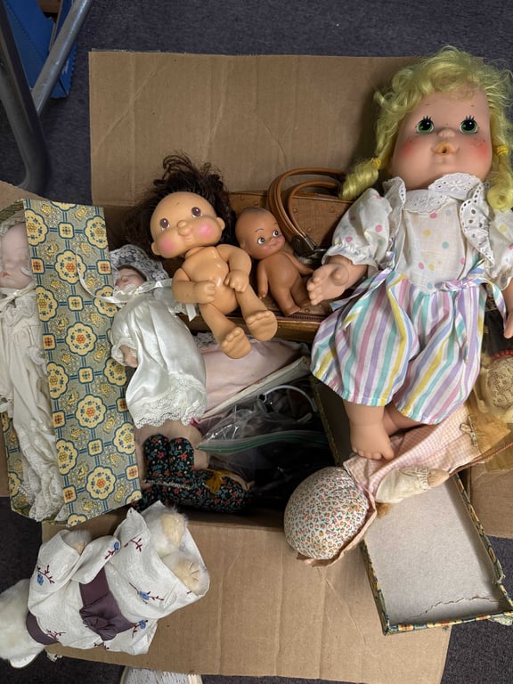 BOX W/ VTG. DOLLS & CLOTHES
