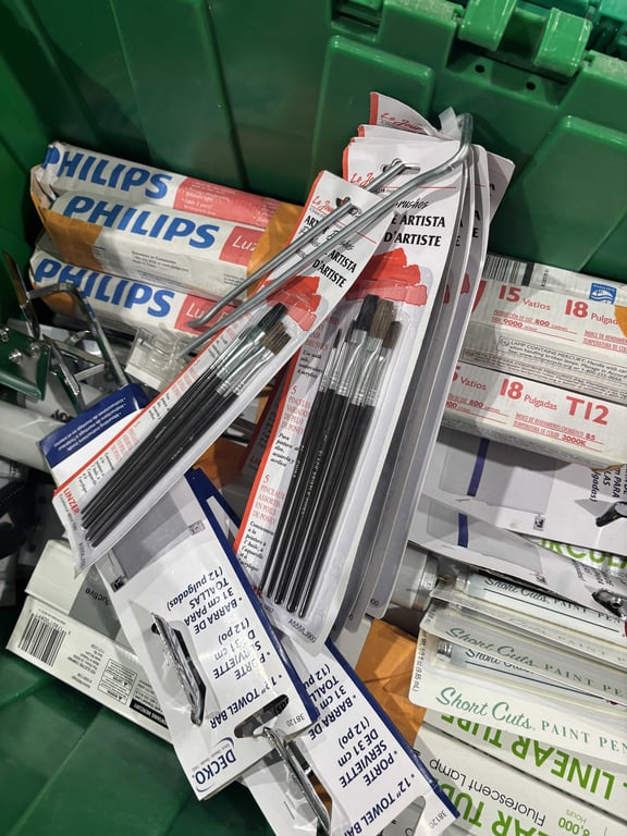 Tote of tube lights - Image 4