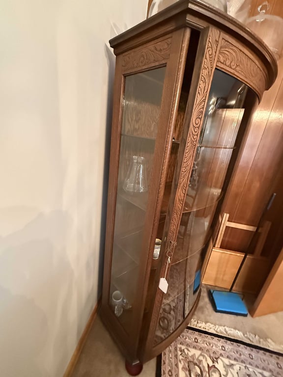 LATE VICTORIAN QUARTER SAWN OAK CURVED GLASS CHINA CABINET - Image 4