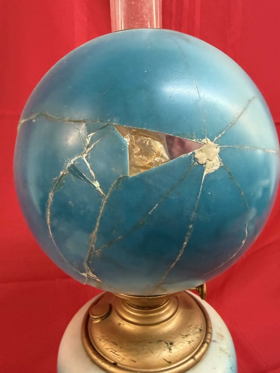 VICTORIAN GWTW PARLOR LAMP (TOP IS BROKEN BADLY) - Image 4