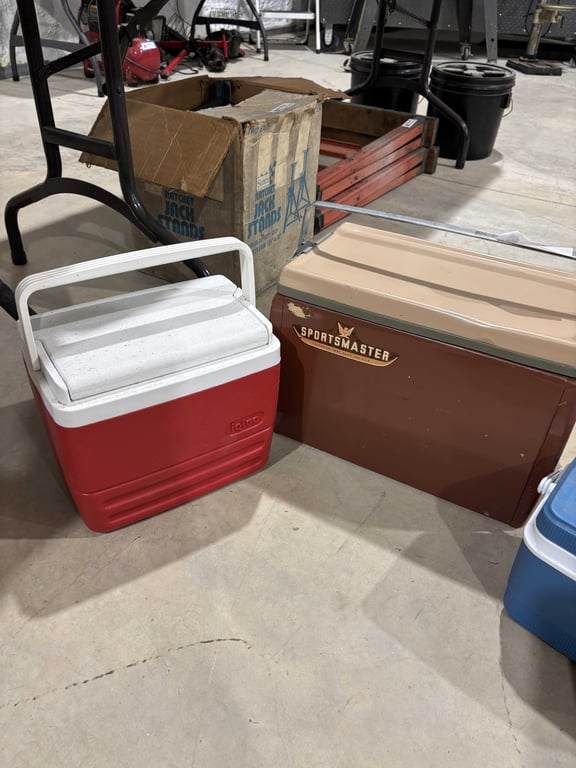Sportmaster, Rubbermaid, and Igloo Cooler - Image 2