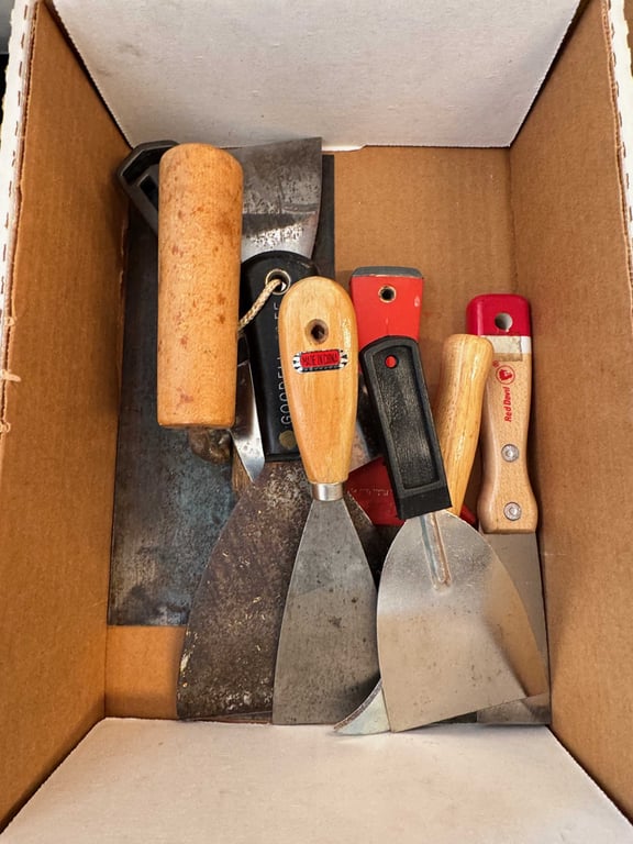 Box of scrapers - Image 2