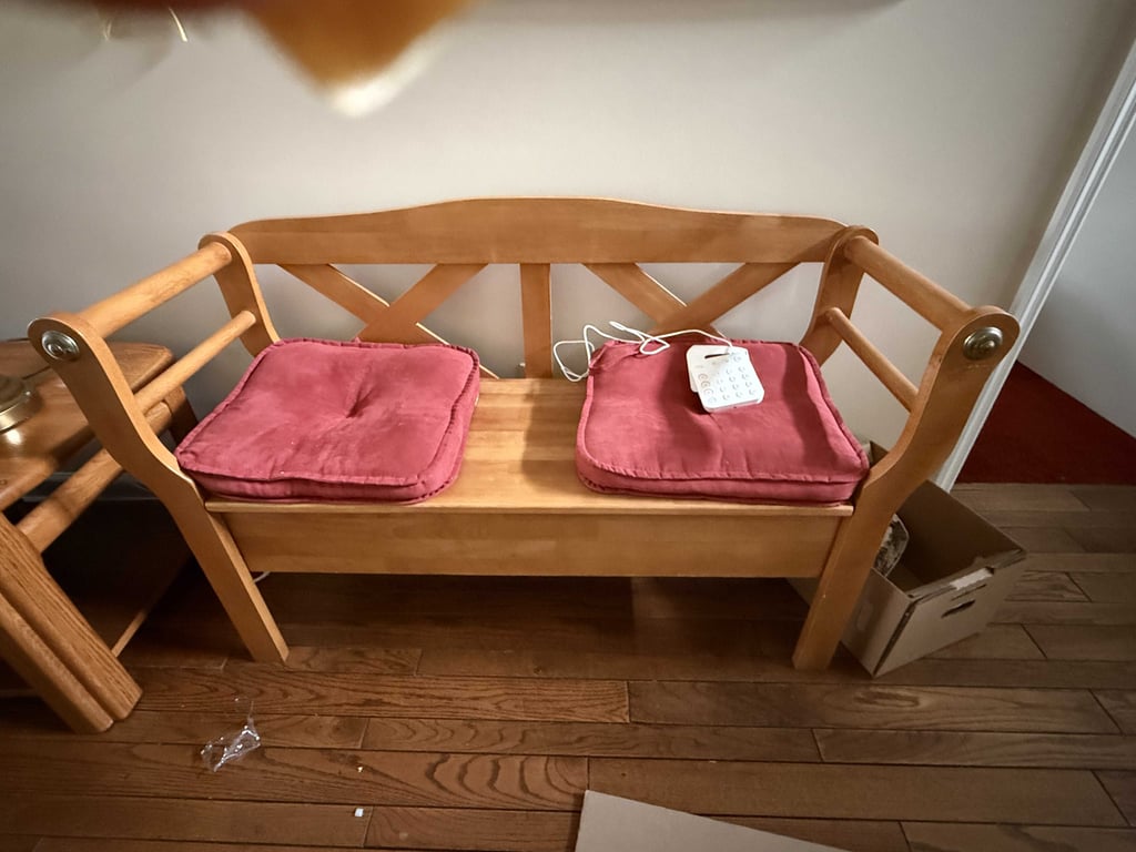 LIGHT WOOD STORAGE BENCH