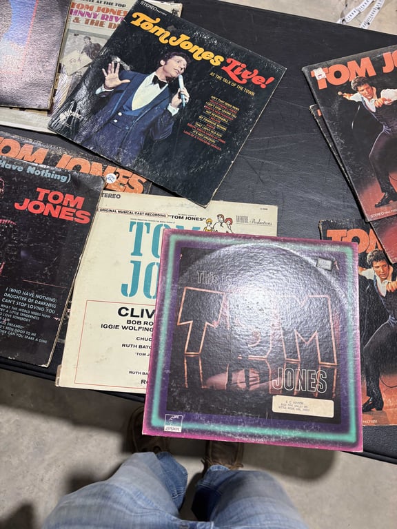 15 Tom Jones Albums - Image 3