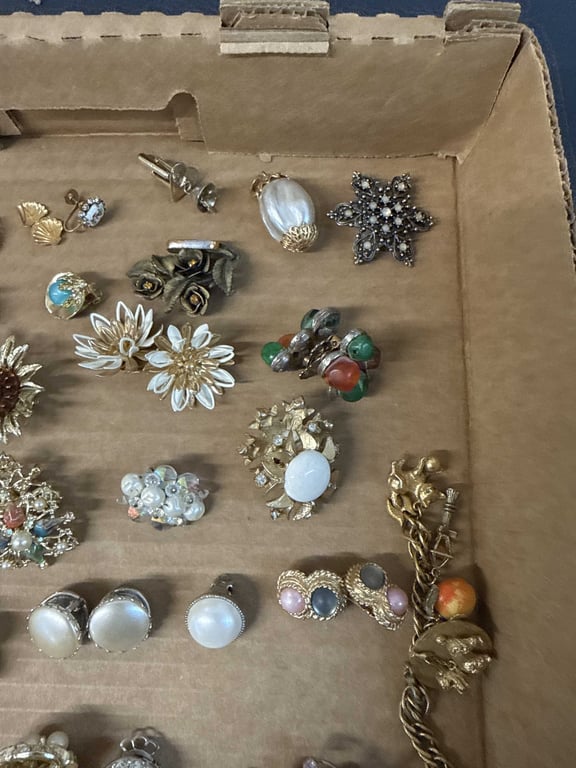 Costume Jewelry Assortment - Image 4