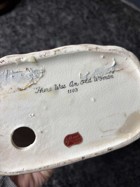 "There was an Old Woman" Glass Figurine - Image 4